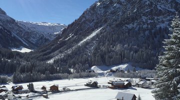Blick auf Bödmen vom oberen Höhenweg