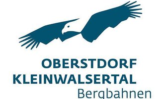 Ein Logo mit einem stilisierten Adler und dem Text „Oberstdorf Kleinwalsertal Bergbahnen“. Es symbolisiert Freizeitaktivitäten in den Bergen. | © OBERSTDORF · KLEINWALSERTAL BERGBAHNEN Logo