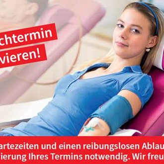 Eine junge Frau sitzt auf einem bequemen Stuhl und lässt sich Blut abnehmen. Im Hintergrund steht ein Hinweis zur Online-Reservierung von Terminen. | © Blutspendedienst Bayrisches Rotes Kreuz Flyer