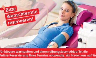 Eine junge Frau sitzt auf einem bequemen Stuhl und lässt sich Blut abnehmen. Im Hintergrund steht ein Hinweis zur Online-Reservierung von Terminen. | © Blutspendedienst Bayrisches Rotes Kreuz Flyer