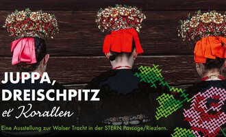 Drei Personen mit traditionellen Hüten und farbenfrohen Trachten stehen Rücken an Rücken. Im Hintergrund ist eine dunkle Holzoberfläche zu sehen. | © Trachtengruppe Kleinwalsertal