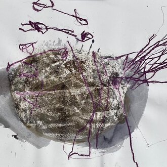 © Das Naturhotel Chesa Valisa | Petra Losse-Brust Eine künstlerische Darstellung mit einer ovalen Form, die mit braunen und lila Linien und Strukturen entworfen ist. Die Farben verleihen dem Bild eine kreative und abstrakte Note. | © Das Naturhotel Chesa Valisa | Petra Losse-Brust