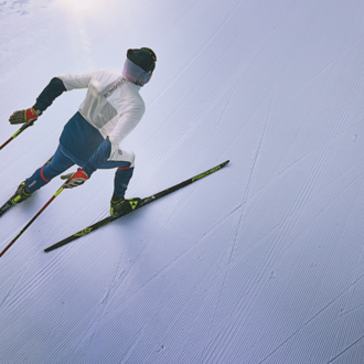 © @Oliver Farys | Kleinwalsertal Tourismus A skier glides down a perfectly groomed slope. The clear, snow-covered surroundings radiate calm and focus. | © @Oliver Farys | Kleinwalsertal Tourismus