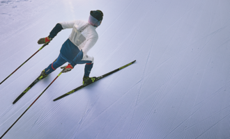 © @Oliver Farys | Kleinwalsertal Tourismus A skier glides down a perfectly groomed slope. The clear, snow-covered surroundings radiate calm and focus. | © @Oliver Farys | Kleinwalsertal Tourismus