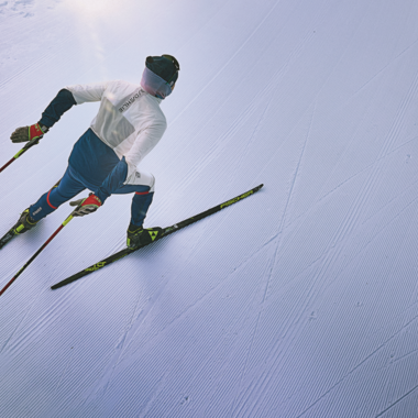 © @Oliver Farys | Kleinwalsertal Tourismus A skier glides down a perfectly groomed slope. The clear, snow-covered surroundings radiate calm and focus. | © @Oliver Farys | Kleinwalsertal Tourismus