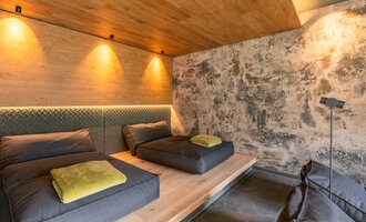 Ein modernes Zimmer mit Holzdecke und gemütlichen Betten. Sanfte Beleuchtung schafft eine entspannte Atmosphäre. | © Hotel Erlebach GmbH