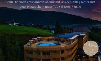 Ein modernes Hotel in einer malerischen Umgebung mit einem Pool auf der Terrasse. Die Abendstimmung vermittelt Entspannung und Ruhe. | © Hotel Erlebach GmbH