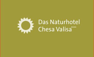 Das Bild zeigt das Logo des Naturhotels Chesa Valisa. Es hebt die Naturverbundenheit und Gastfreundschaft des Hotels hervor. | © Naturhotel Chesa Valisa Logo