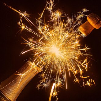 © Myriams-Fotos | Pixabay A champagne bottle with a bubbling cork and sparks that sparkle. A festive sight full of joy and celebration. | © Myriams-Fotos | Pixabay