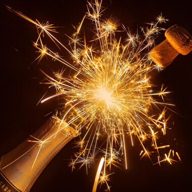 © Myriams-Fotos | Pixabay A champagne bottle with a bubbling cork and sparks that sparkle. A festive sight full of joy and celebration. | © Myriams-Fotos | Pixabay
