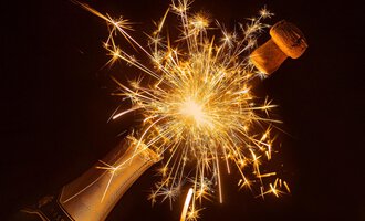 A champagne bottle with a bubbling cork and sparks that sparkle. A festive sight full of joy and celebration. | © Myriams-Fotos | Pixabay