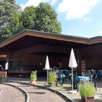 © Kulturcafe Kleinwalsertal | Veronika Senn Ein gemütliches Café mit einer Holzfassade und Terrassenmöbeln. Umgeben von Pflanzen und Bäumen, lädt es zum Entspannen ein. | © Kulturcafe Kleinwalsertal | Veronika Senn