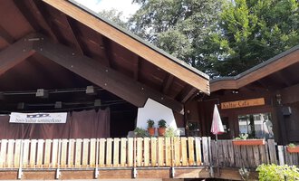 Ein gemütliches Café mit Holzverkleidung und einer Terrasse. Die Umgebung ist grün und einladend. | © Kulturcafe Kleinwalsertal | Veronika Senn