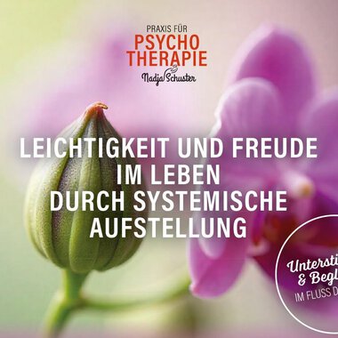 Eine Blüte mit einer Knospe im Vordergrund und sanften Farben im Hintergrund. Der Text bezieht sich auf systemische Aufstellung und Lebensfreude. | © Psychotherapeutische Praxis – PTH Nadja Schuster