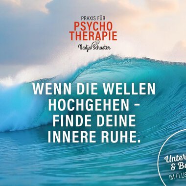 A powerful breaker in the ocean, symbolizing peace and serenity. The text encourages finding inner calm in difficult times. | © Psychotherapeutische Praxis – PTH Nadja Schuster