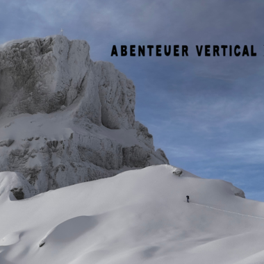 Eine beeindruckende Berglandschaft mit schneebedeckten Gipfeln und einem klaren Himmel. Eine Person erkundet die alpine Umgebung.