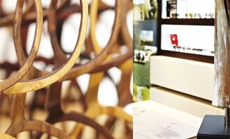 A close-up of wooden rings in a modern environment. Stylish furniture and display items can be seen in the background. | © Bräuer Optik & Akustik | AlpenMedia-Design