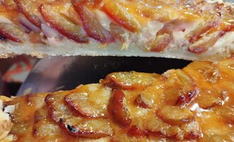 A freshly baked cake with a shiny plum surface. The dough is light and crispy, perfect for enjoying. | © Kleinwalsertal Tourismus | N. Lughammer