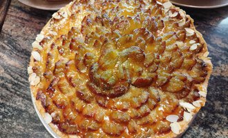 A delicious fruit cake with an artful arrangement of fruits and almonds. The golden, glossy surface makes it especially appealing. | © Kleinwalsertal Tourismus | N. Lughammer