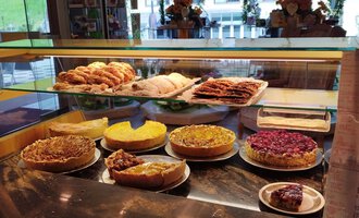 A selection of different pastries and cakes in a display case. The presentation showcases a variety of delicious desserts. | © Kleinwalsertal Tourismus | N. Lughammer