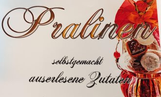 An appealing image of chocolates in a decorative packaging. The text emphasizes that they are homemade and made from exquisite ingredients. | © Kleinwalsertal Tourismus | N. Lughammer