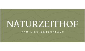 Ein Logo des Naturzeithofes, das Familien- und Bergurlauß anbietet. Die Farben sind sanft und naturverbunden.