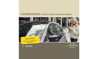 Ein moderner Stadtbereich mit einem Schwarzauto und einer Frau, die auf ihrem Handy schaut. Der Text betont die Vorteile von Carsharing: einfach, flexibel und umweltfreundlich. | © Walser Raiffeisen Holding | Caruso