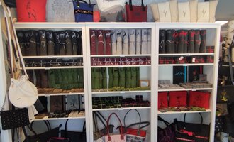 A shelf with different bags in various colors and shapes. The bags are neatly arranged and offer a diverse selection. | © Chrömle Schönes aus Filz | N. Lughammer