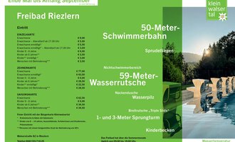 Ein Informationsblatt über das Freibad Riezlern mit Preisen und Angeboten. Es hebt die 50-Meter-Schwimmerbahn und die 59-Meter-Wasser-Rutsche hervor.
