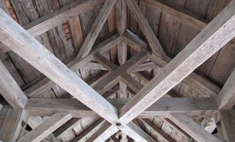Eine Holzdecke mit sichtbaren Balken und einem strukturierten Design. Die natürliche Patina des Holzes verleiht dem Raum einen rustikalen Charme. | © Stefan Heim