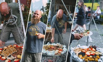 A man is grilling delicious food outdoors. On the table, various meat and vegetable skewers as well as grilled side dishes can be seen. | © Mahdtalhaus | Thomas Dielmann