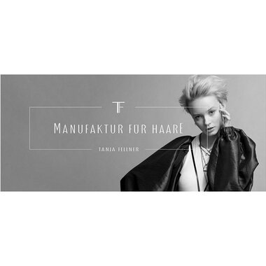 Ein modernes, schwarzes und weißes Bild mit einer Frau, die stilvolle Kleidung trägt. Der Text „Manufaktur für Haare“ und „Tanja Heilmer“ sind sichtbar. | © TF Tanja Fellner Manufaktur für Haare Logo