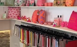 A colorfully designed shop with cushions and home accessories in various shades of red. The shelves are neatly arranged and provide a friendly atmosphere. | © Herzstichle | Ninja Matt