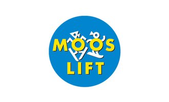 Ein rundes Logo mit dem Schriftzug "MOOS LIFT" in gelben und weißen Buchstaben auf blauem Hintergrund. Es zeigt stilisierte Figuren, die Bewegung und Aktivität symbolisieren. | © Mooslift Mittelberg Logo