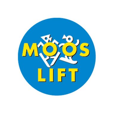 Ein rundes Logo mit dem Schriftzug "MOOS LIFT" in gelben und weißen Buchstaben auf blauem Hintergrund. Es zeigt stilisierte Figuren, die Bewegung und Aktivität symbolisieren. | © Mooslift Mittelberg Logo