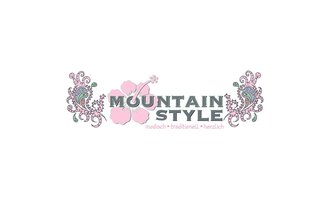 Ein kreatives Logo mit dem Text "MOUNTAIN STYLE". Die Gestaltung ist modisch und traditionell mit floralen Mustern. | © mountain_styleV2_rosa Logo