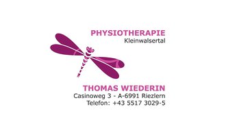 Ein Logo für eine Physiotherapie-Praxis mit dem Namen "Thomas Wiederin". Das Design zeigt eine Libelle und beinhaltet Kontaktdaten und die Adresse. | © Thomas Wiederin Logo