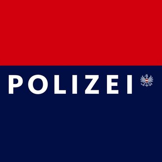Ein Schild der Polizei mit dem Wort "POLIZEI" in großen Buchstaben. Es ist in den Farben Blau und Rot gehalten. | © Polizeiinspektion Kleinwalsertal Logo
