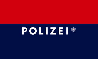 Ein Schild der Polizei mit dem Wort "POLIZEI" in großen Buchstaben. Es ist in den Farben Blau und Rot gehalten. | © Polizeiinspektion Kleinwalsertal Logo