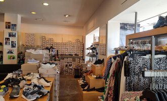 A store with various shoes and clothing. The shelves are filled with shoe boxes and the atmosphere feels friendly and inviting. | © Schuhhaus Schuster | Marietta Diehl