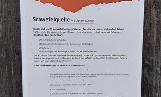 Information board for the Walser Cultural Trail. It is about the sulfur spring and its historical significance. | © Kleinwalsertal Tourismus | Veronika Senn