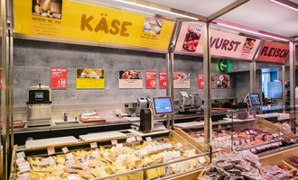 Ein Käse- und Wurststand in einem Geschäft. Die Auslage zeigt eine große Auswahl an Käsesorten und Fleischprodukten. | © SPAR