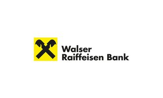 Ein Logo der Walser Raiffeisen Bank mit einem gelben Hintergrund und zwei gekreuzten Werkzeugen. Der Schriftzug ist in Schwarz und beschreibt den Namen der Bank. | © Walser Raiffeisen Bank AG Logo